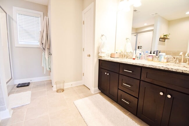 Building Photo - 4 Bedroom 3.5 Bath, No Pets