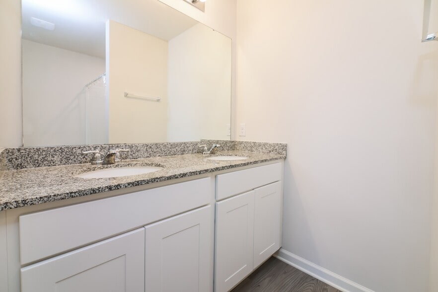 Building Photo - 2150 Bayview Dr SW