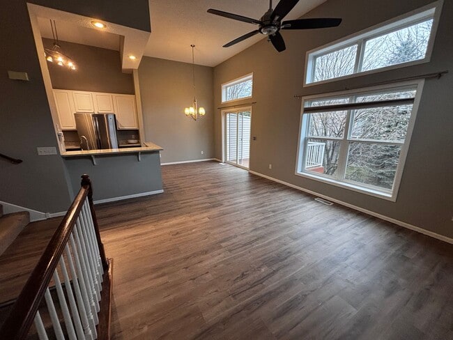 Building Photo - Gorgeous Woodbury Townhome Near Eagle Valley
