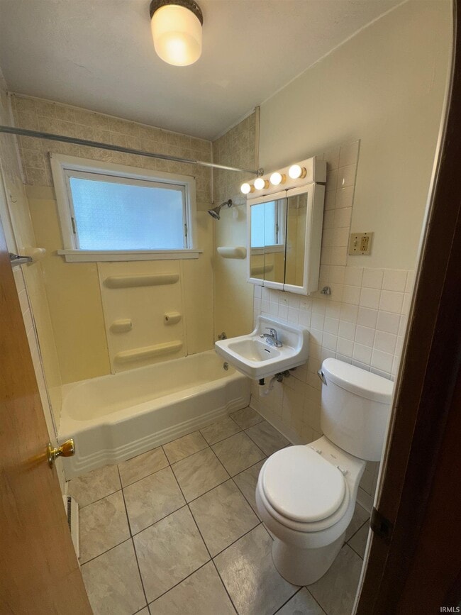 Building Photo - 1906 E Maxwell Ln