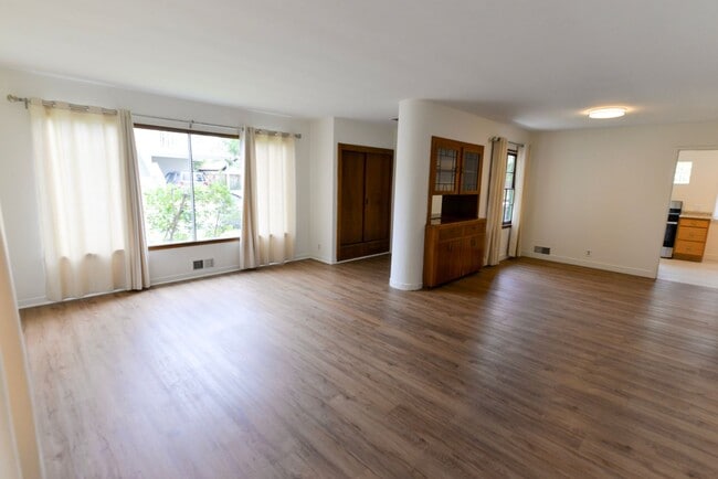 Building Photo - Single Family Home-Prime Location! Washer/...