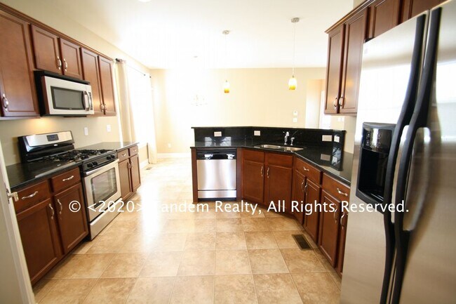 Building Photo - Franklin Home 3 bed 2.5 Baths