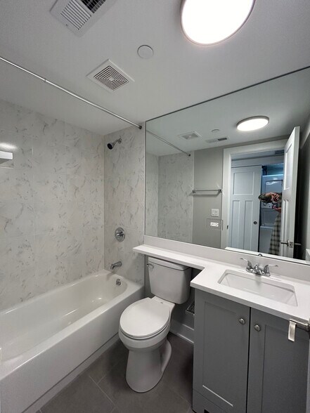 Building Photo - 1131 Oak Ave