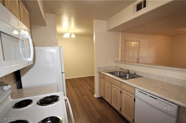 Building Photo - 555 E Silverado Ranch Blvd