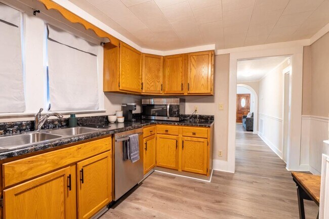 Building Photo - 703 W 2nd Ave