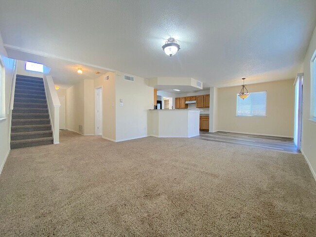 Building Photo - 4bed/2bath plus Bonus Loft!