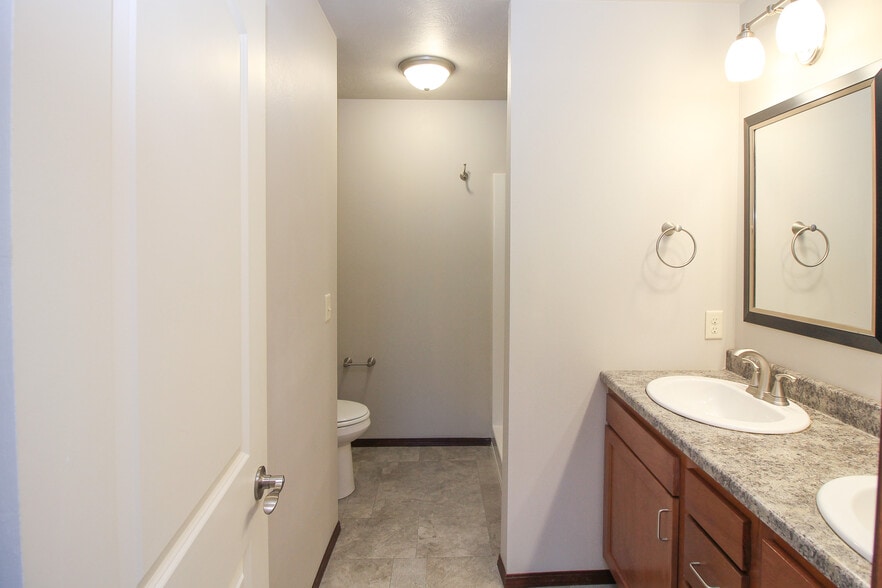 Building Photo - 320 Vernon Dr