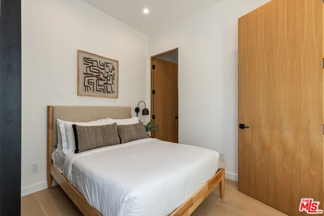 Building Photo - 1161 Stearns Dr