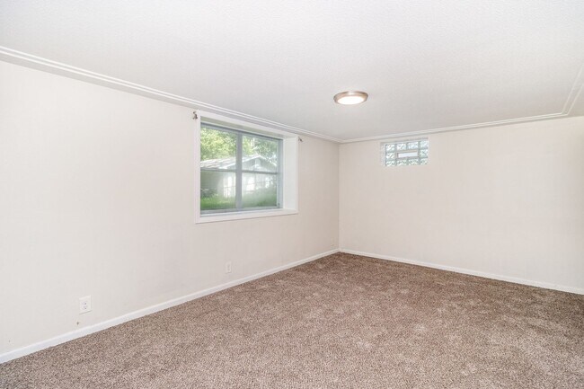 Building Photo - Spacious 5bed|2bath Home w/ Large Backyard & Garage