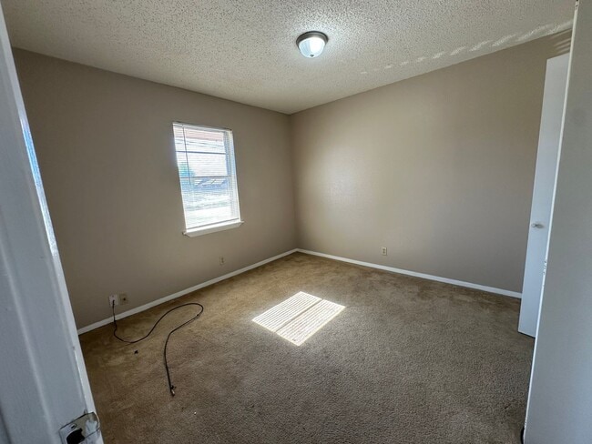 Building Photo - 210 Memory Ln