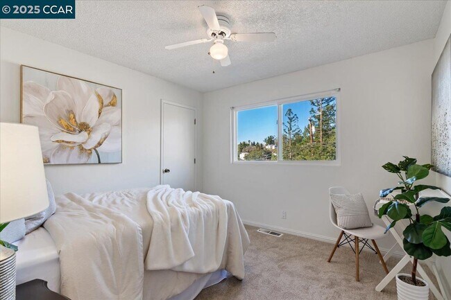 Building Photo - 207 Midway Dr