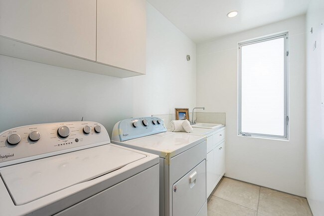 Building Photo - 414 Venice Way