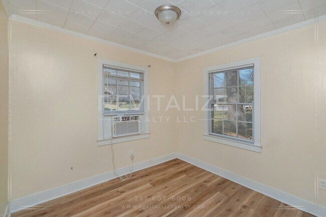 Building Photo - Charming & Low-Maintenance Home