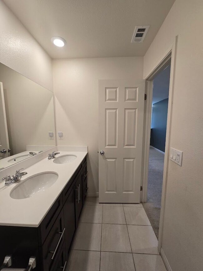 Building Photo - 3-Bedroom Home in Gated Community with Mod...