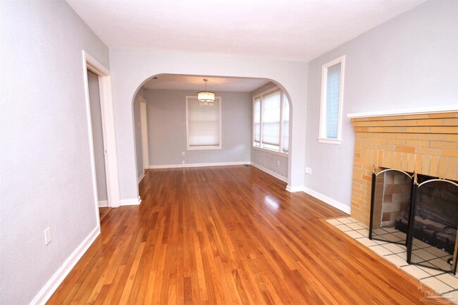 Building Photo - 1221 E Hernandez St