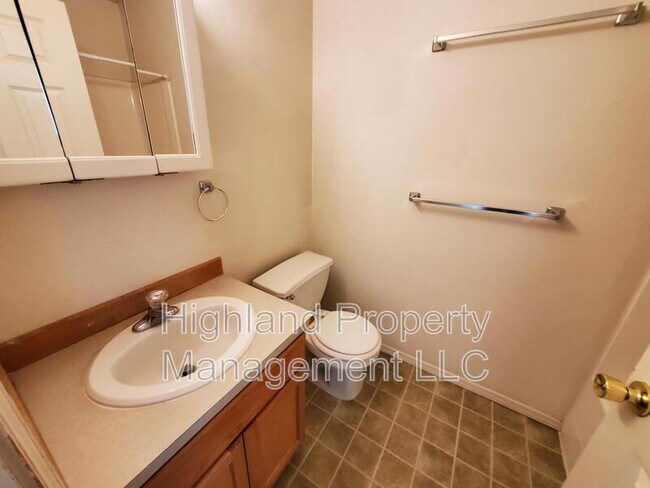 Building Photo - 322 NE Whitman St