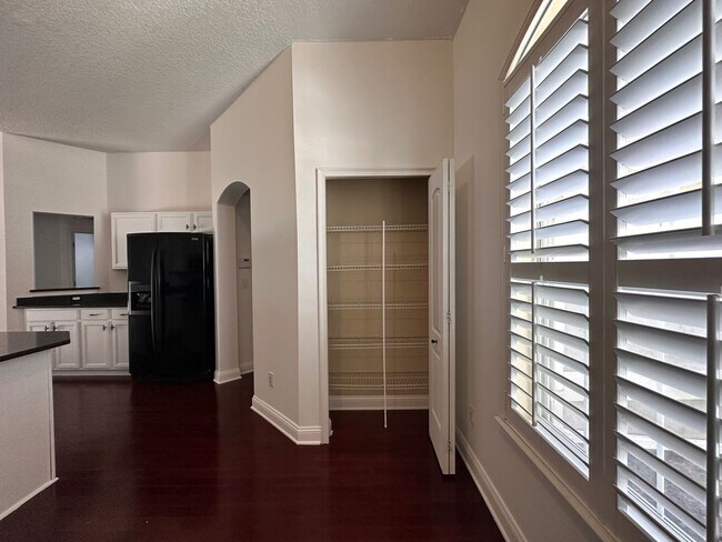 Building Photo - Screened In Ground Pool! Close to Schools, Shopping, Restaurants!