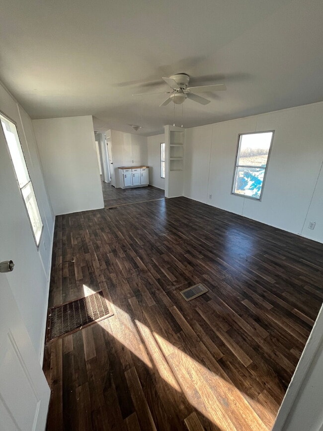 Building Photo - 2 Bedroom, 2 Bathroom Singlewide in Shady Creek Mobile Estates *LAWN CARE INCLUDED* Pikeville sch...