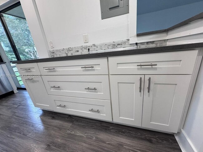 Building Photo - 5917 Vía Vermilya