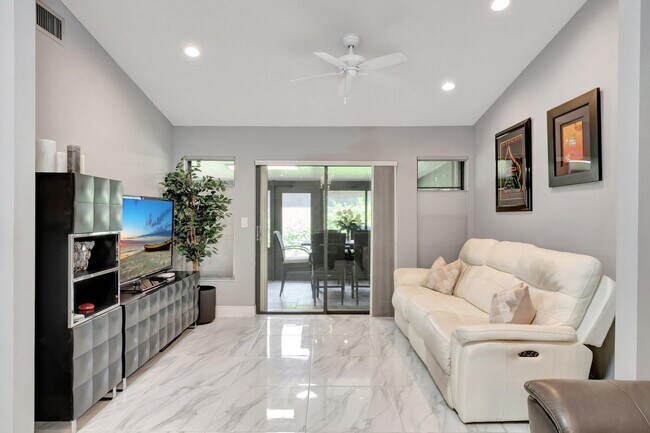 Building Photo - 10927 Dolphin Palm Ct