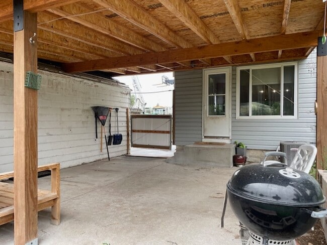 Building Photo - House For Lease