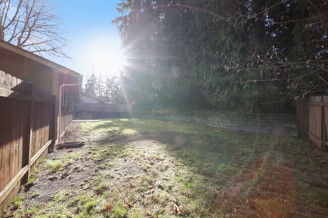 Building Photo - Classic rambler has 3 bedrooms, 1.75 baths, North Thurston School District