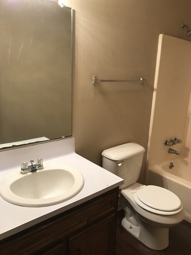 Building Photo - Beautiful Clean 3 bedroom, 2 Full Baths to...