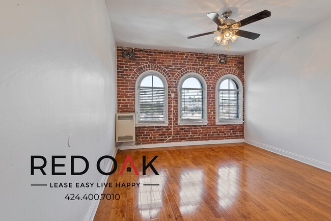 Primary Photo - Sunlit Top Floor One Bedroom with Vintage ...