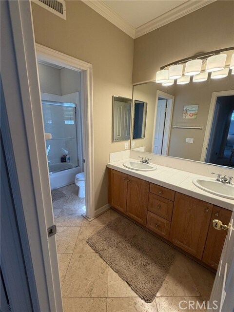 Building Photo - 3 Pavona