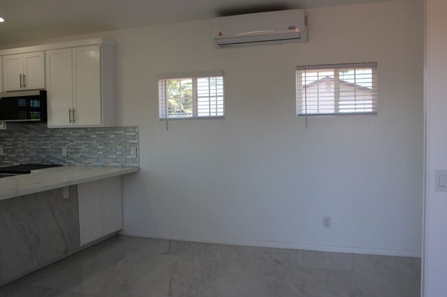 Building Photo - 2 Bedroom, 1 Bathroom Apartment