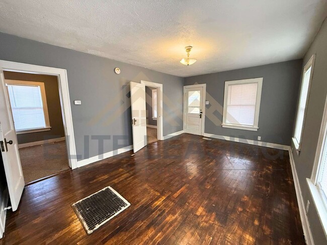 Building Photo - Embrace Comfort in This 2 Bedroom, 1 Bath ...