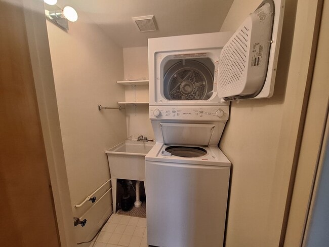 Building Photo - St Clair Shores 2 bedroom condo