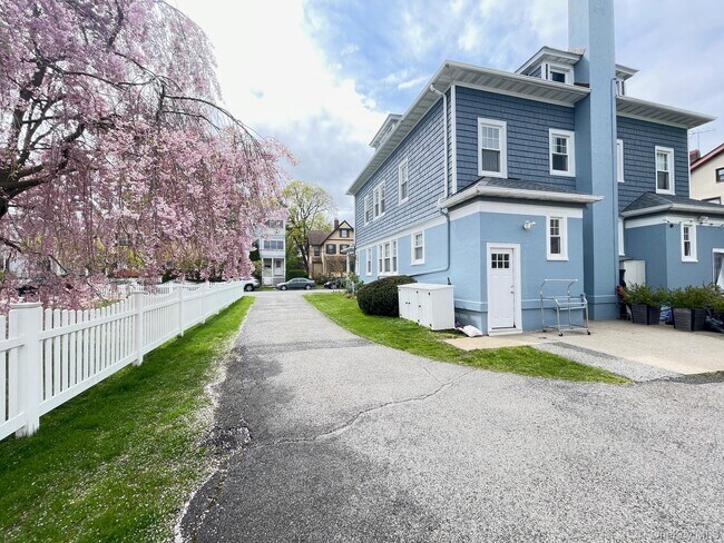 Building Photo - 451 Beach Ave