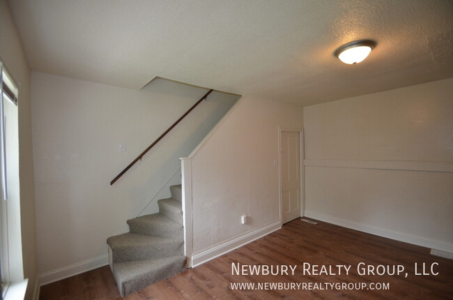 Building Photo - Charming Two-Bedroom Townhouse-Style Apart...