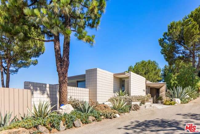 Building Photo - 3346 Beverly Ranch Rd