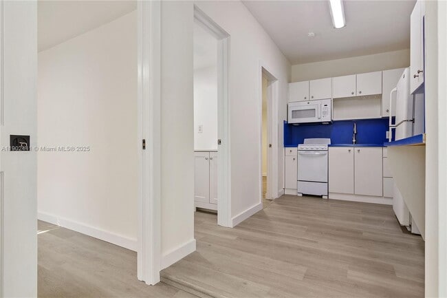 Building Photo - 218 SW 6th Ave