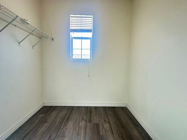 Building Photo - 5862 Ginger Dr