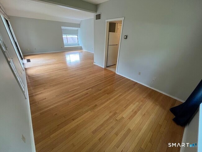 Building Photo - 302 Heritage Vlg