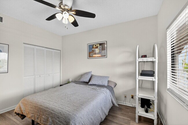Building Photo - 6193 Pointe Regal Cir
