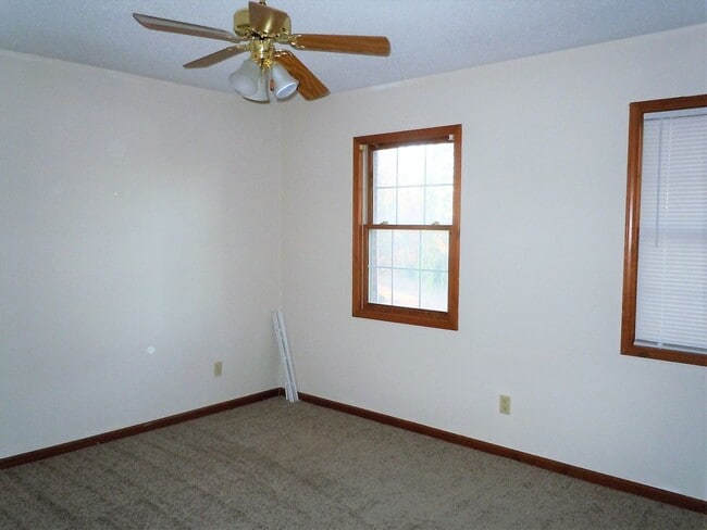 Building Photo - 3-4 Bedroom Executive Home on 5 Acres has 4 Baths and a 3 Car Garage!!