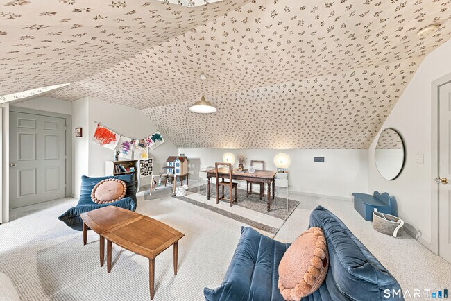 Building Photo - 11 Belaire Dr
