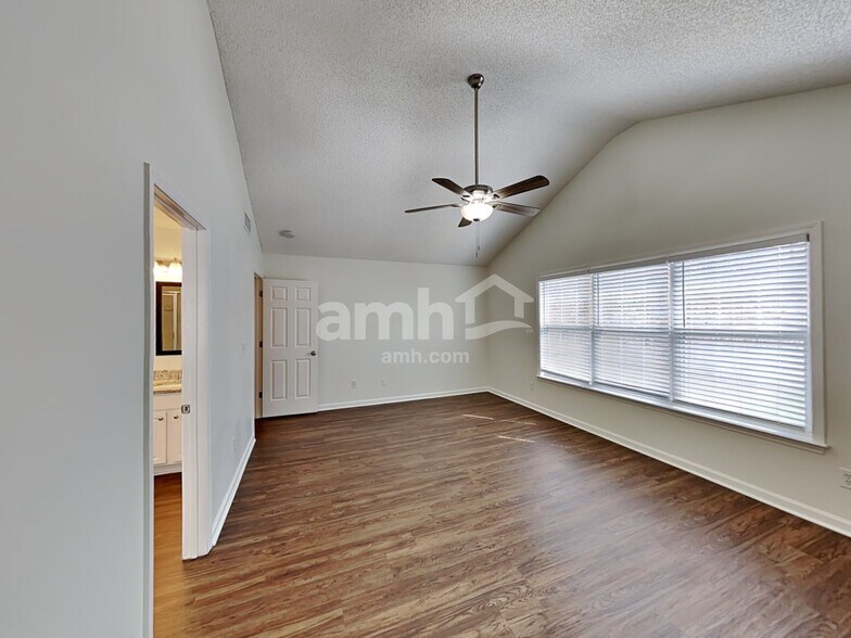 Building Photo - 582 Lullingstone Dr SE