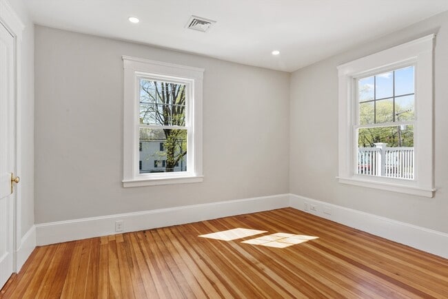 Building Photo - 54 Balmoral St