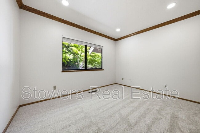 Building Photo - 618 Banister Ln