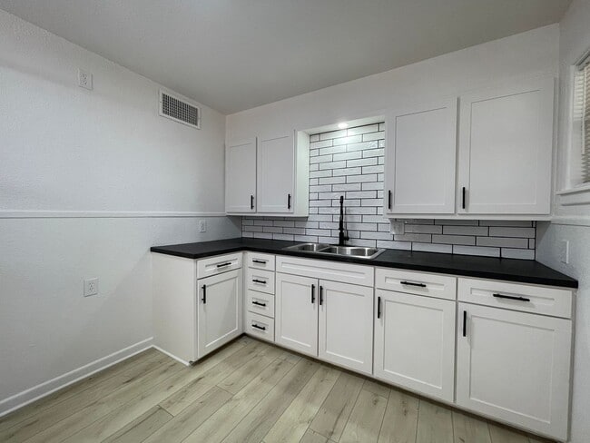 Building Photo - Fresh, Fun, 3-bed, 1-bath Lamesa Home