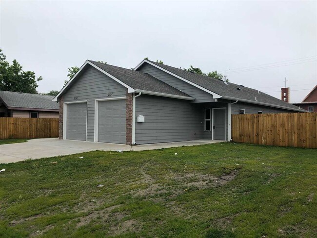 Building Photo - 2144 N Fairview Ave