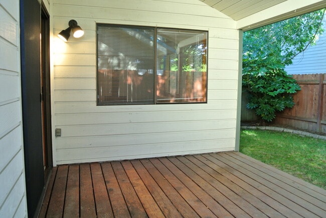 Building Photo - Roomy 2 bedroom 1.5 bathrooms