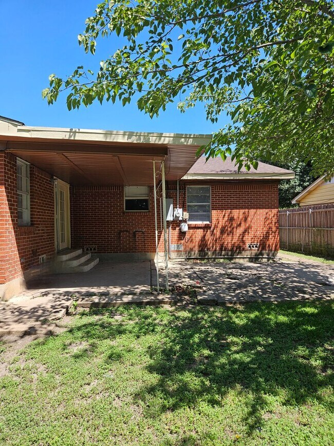 Building Photo - 1011 Cedar Dr