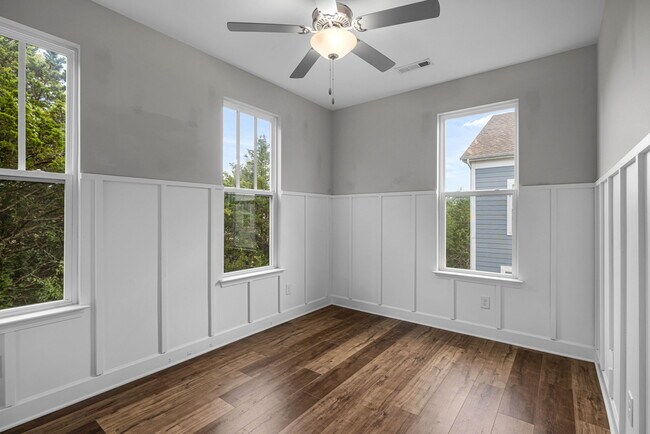 Building Photo - 300 Kara Ln