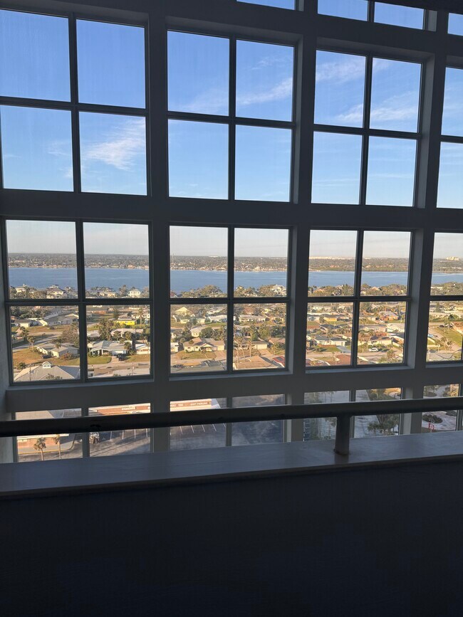 Building Photo - VACATION RENTAL - SNOW BIRDS - Monthy rent...